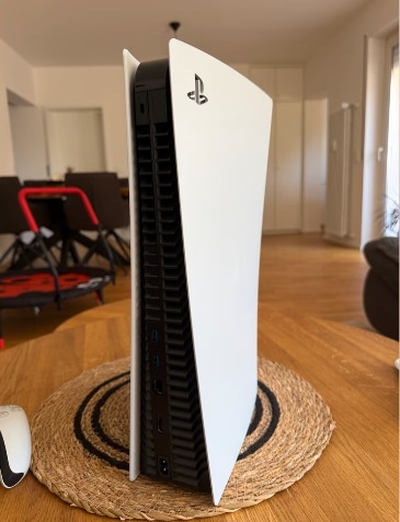 PlayStation 5 Slim – widok z tyłu – Apple Vault